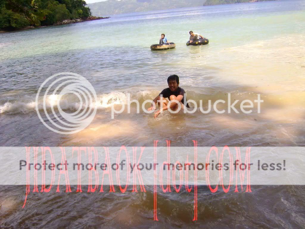 berenang di pantai prigi pasirputih