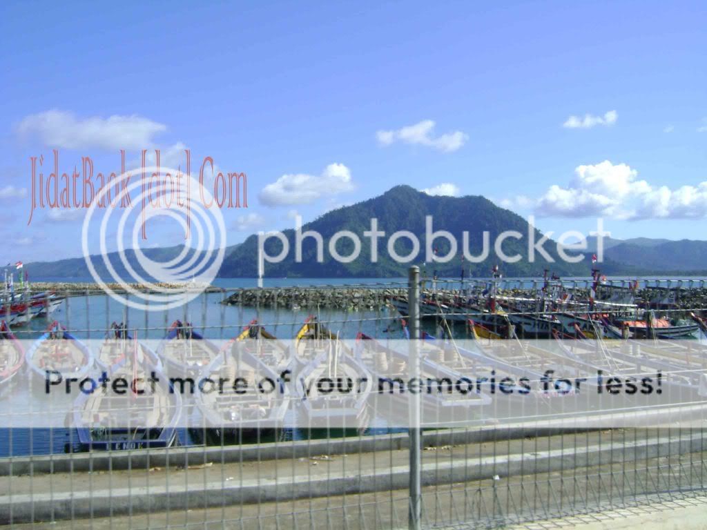 perahu jidat di pantai prigi